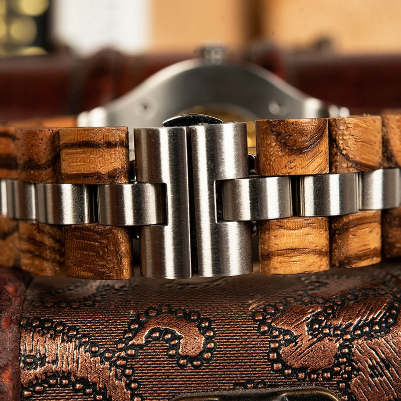 Orologio in legno e acciaio con ingranaggi a vista nel centro