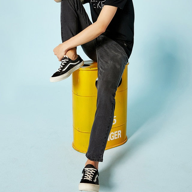 Jeans Slim Fit con risvoltino e chiusura a zip