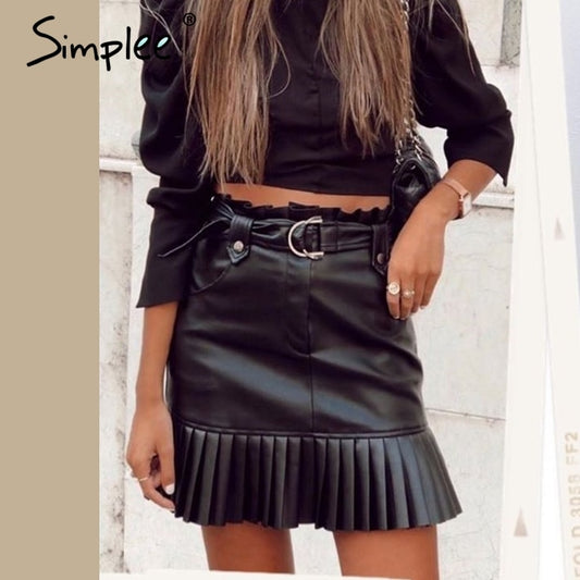 Gonna corta in ecopelle con cintura