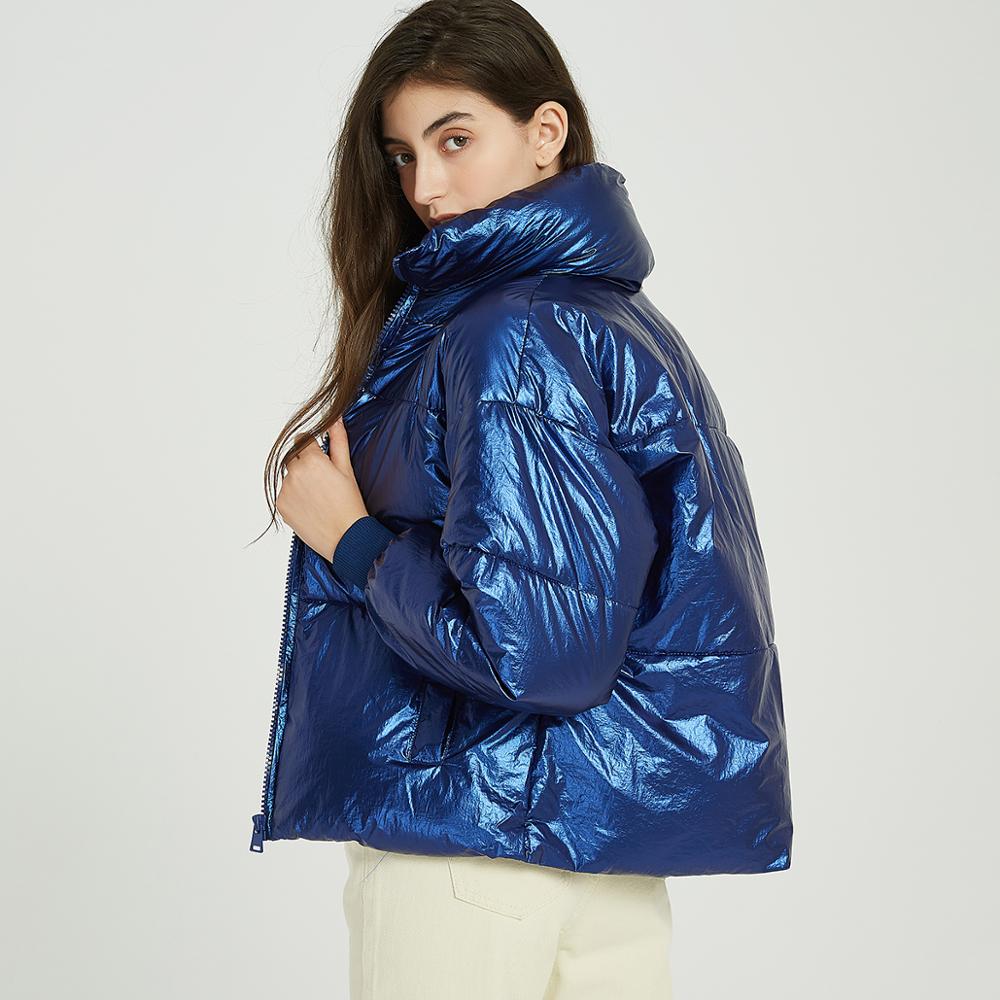 Bomber lucido con copertura al collo alta