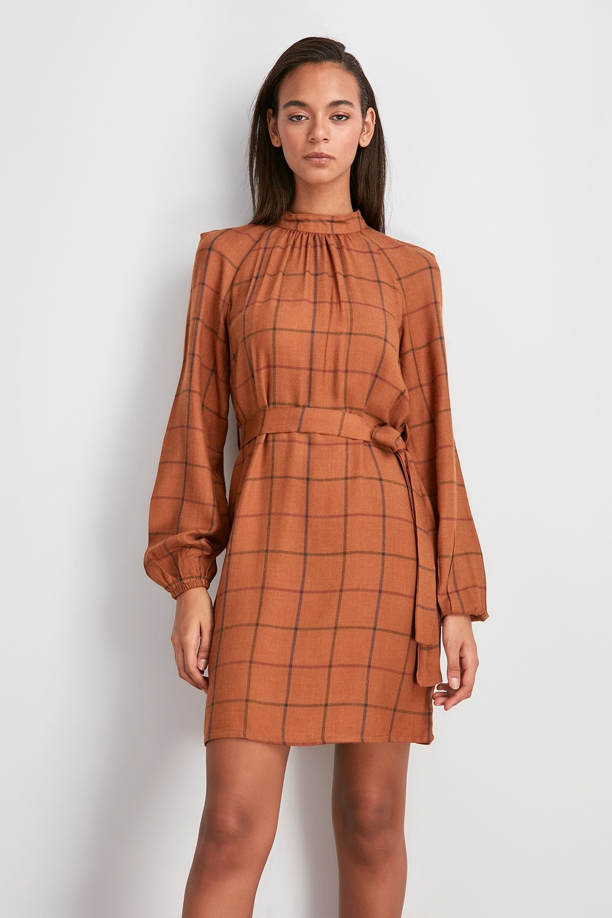 Vestito a Quadri con Collo Semi Alto