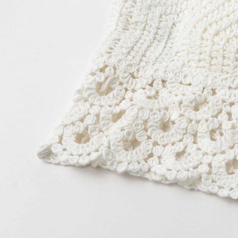 Top ricamato a spalla stretta