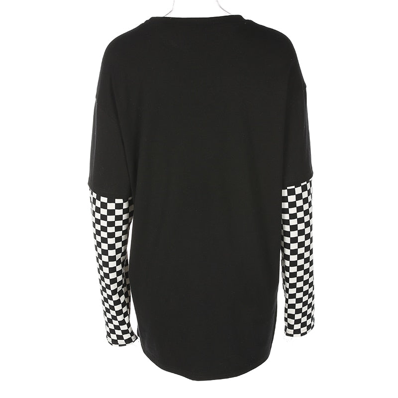 Maglia con braccia a scacchi e cuore in fiamme sul petto