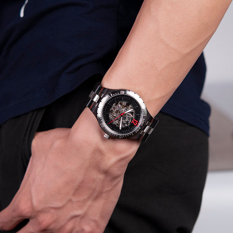 Orologio in legno e acciaio con ingranaggi a vista