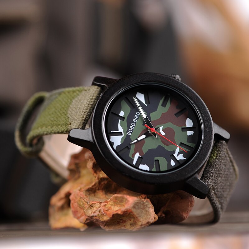 Orologio a sfondo camouflage con cinturino in stoffa