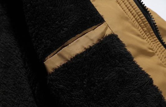 Giubbotto con interno imbottito e cappuccio con pelliccia