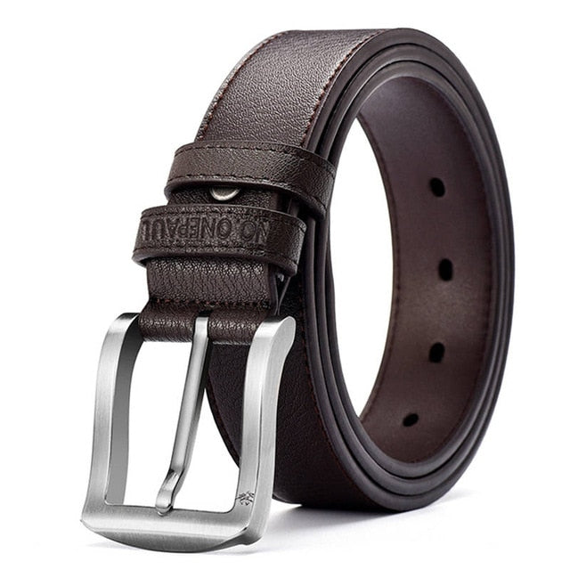 Cintura marrone elegante con chiusura ampia