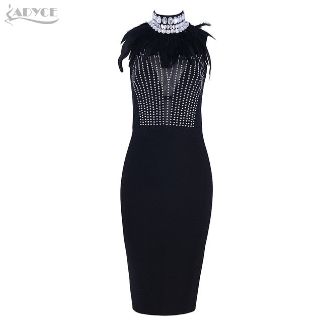 Vestito smanicato con effetto piumato e diamanti sul collo