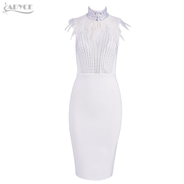 Vestito smanicato con effetto piumato e diamanti sul collo
