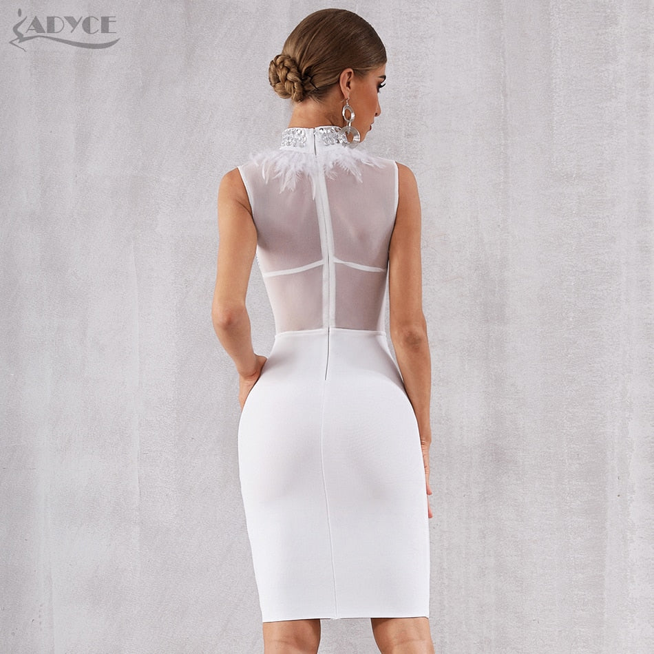 Vestito smanicato con effetto piumato e diamanti sul collo
