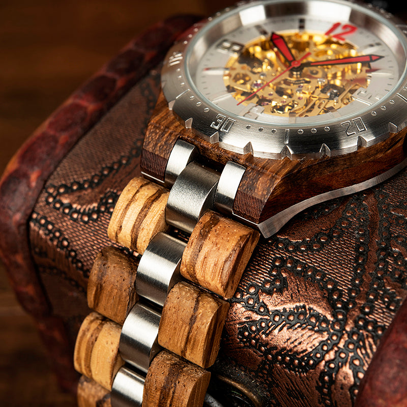 Orologio in legno e acciaio con ingranaggi a vista nel centro