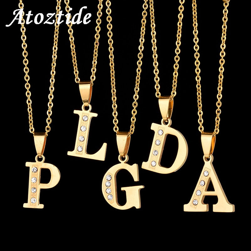 Collana con lettera dell'alfabeto