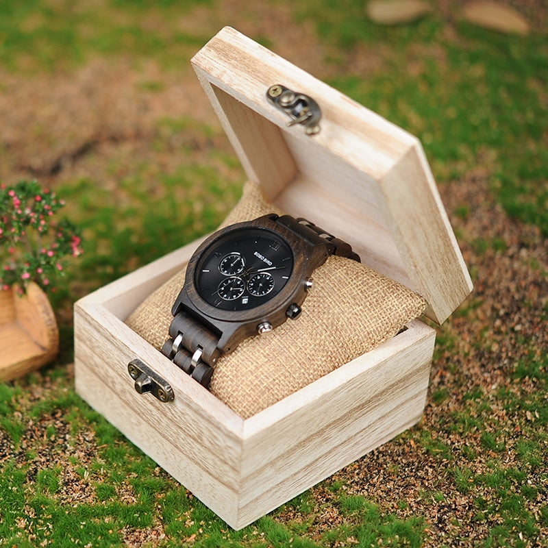Orologio in legno con sfondo metallizzato