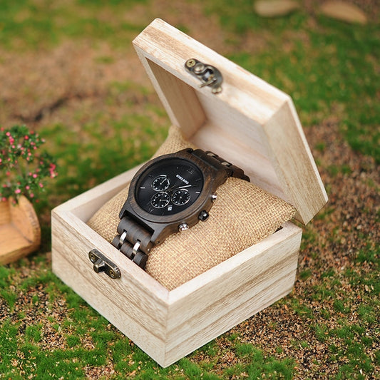 Orologio in legno con sfondo metallizzato