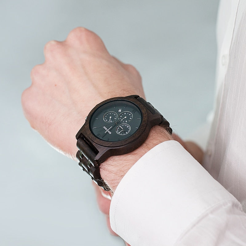 Orologio in legno con sfondo metallizzato