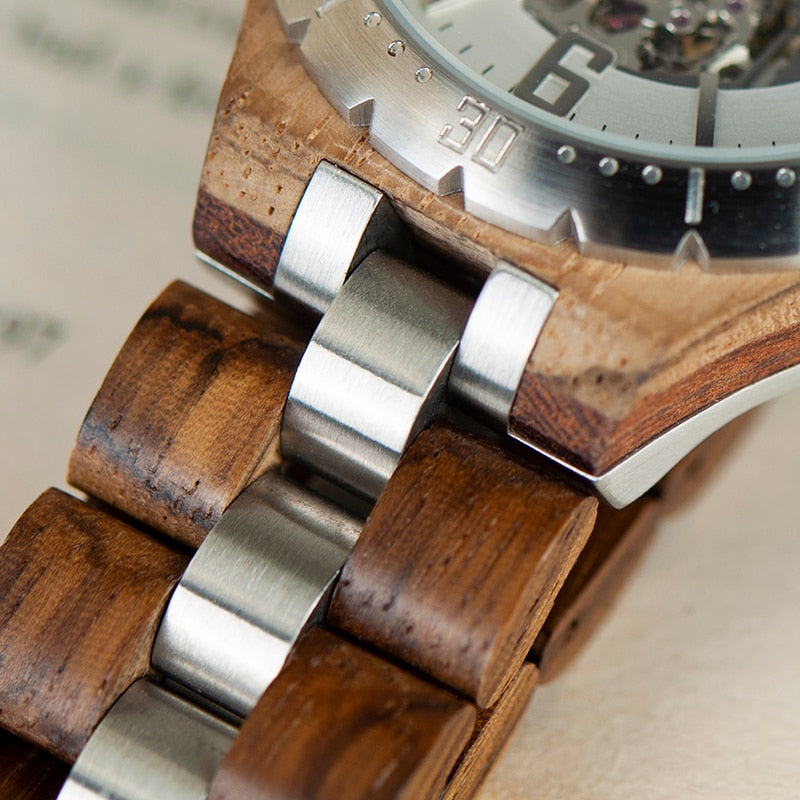 Orologio in legno e acciaio con ingranaggi a vista