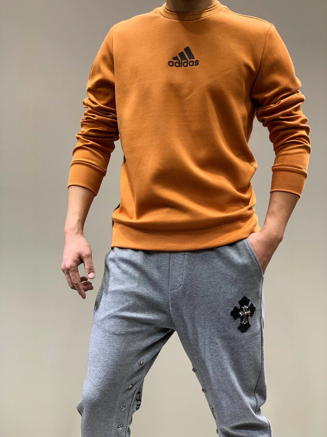 Maglione Adidas con Logo Centrale e Zip in Vita