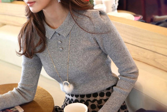 Polo con bottoni finti e trama a righe