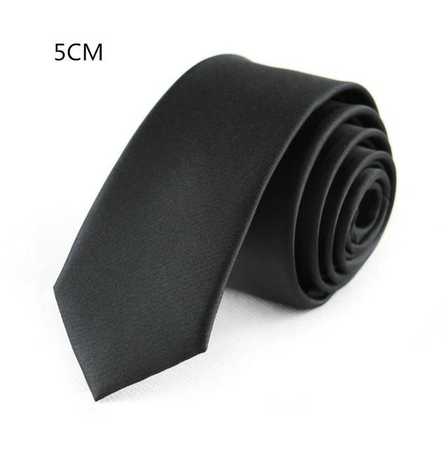 Cravatta nera sottile
