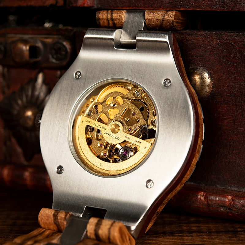 Orologio in legno e acciaio con ingranaggi a vista nel centro
